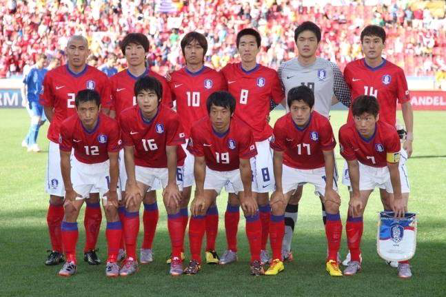 2010년 남아프리카공화국 월드컵에 출전한 대한민국 축구 국가대표팀 선수들이 단체 사진을 촬영하고 있다. 선수들은 붉은색 유니폼을 착용하고 있으며, 앞줄과 뒷줄로 나뉘어 경기 시작 전 포즈를 취하고 있다.